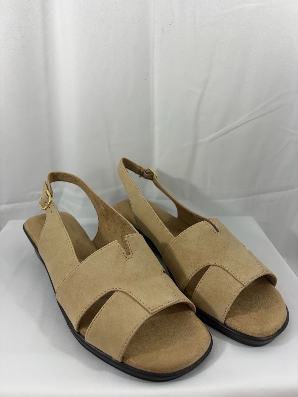 NWT Easy Street Women’s Size 10W Beige Slingback Comfort Sandals